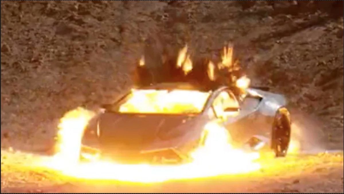 繼俄羅斯網紅炸了一輛BMW M5後， 美國藝術家也火葬了Lamborghini Huracan！