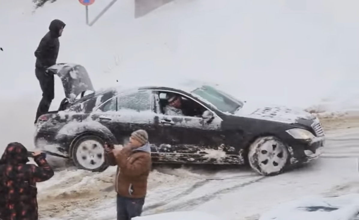 當車輛困在雪地之中…..