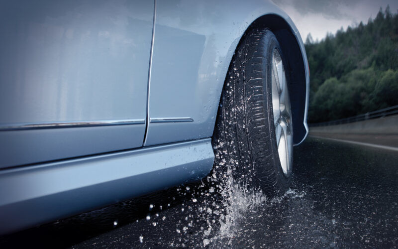 [百問] 如何讓雨季開車更安全，Part.2：輪胎選擇與檢查。