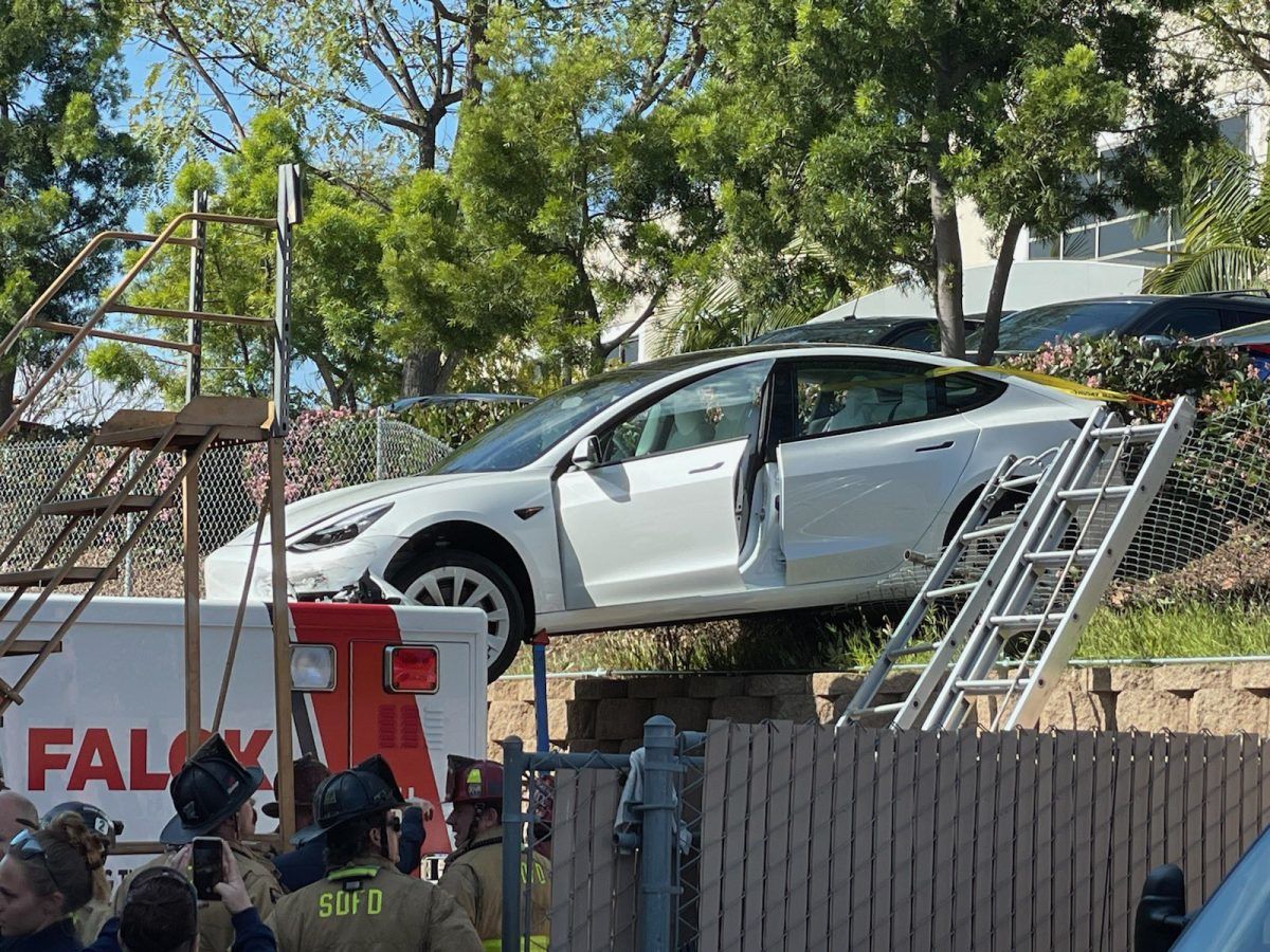 電門當煞車踩的Tesla Model 3， 失控後降落在救護車上，真有效率！