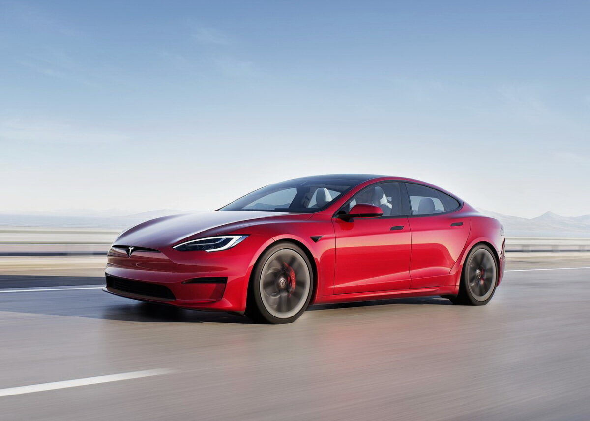 Tesla品質再出問題 Model S Plaid車主反應僅六個月方向盤表面就開始剝落！！！