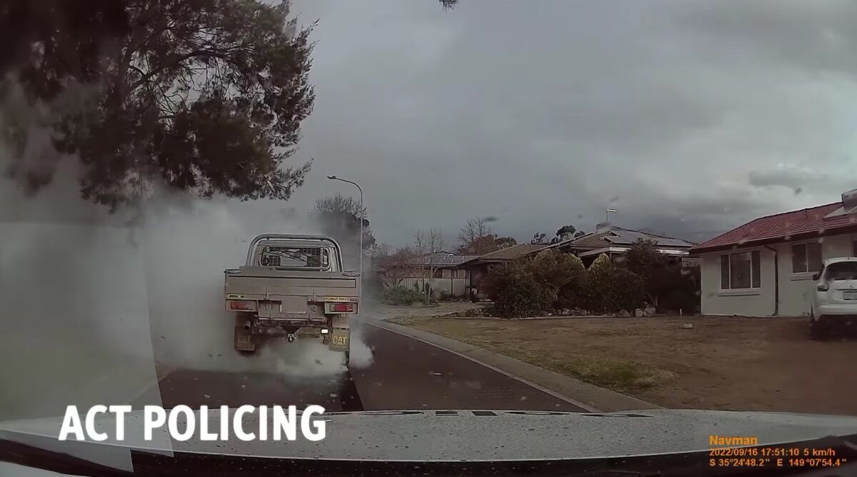 在警車前方燒胎，冒煙的不只有輪胎，還有警察的頭頂！