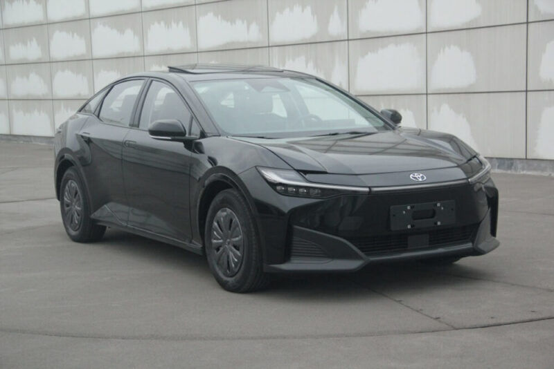 新一代BEV「bZ3」在發佈前露出!Toyota與中國大陸BYD合作的電動轎車