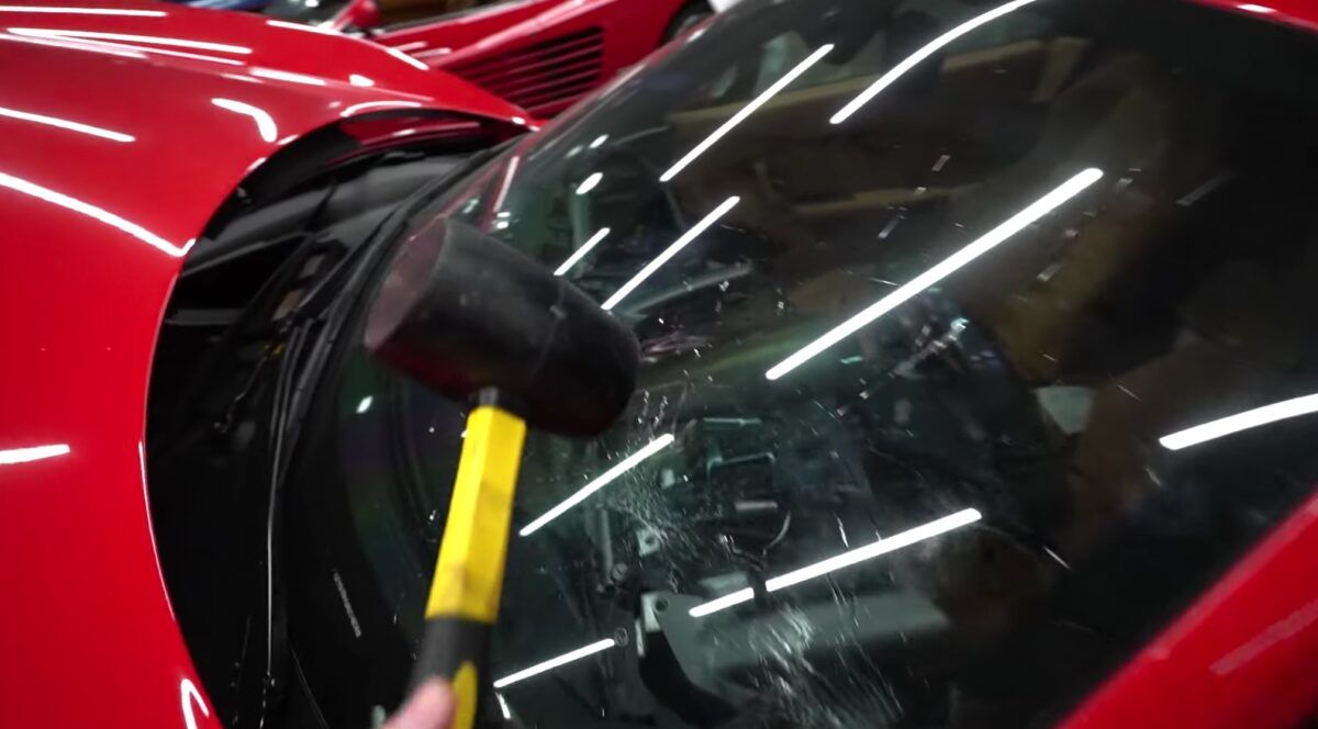 敲破不用賠！法拉利Ferrari 458 擋風玻璃就這樣裂了，這種機會世間少有！