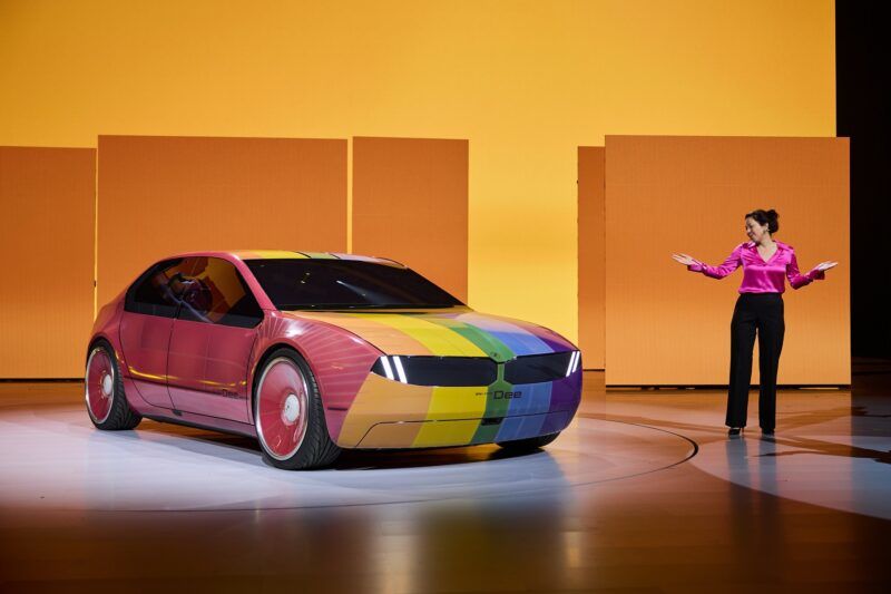車內沒螢幕，車外有表情 BMW i Vision Dee Concept徹底翻玩人車介面