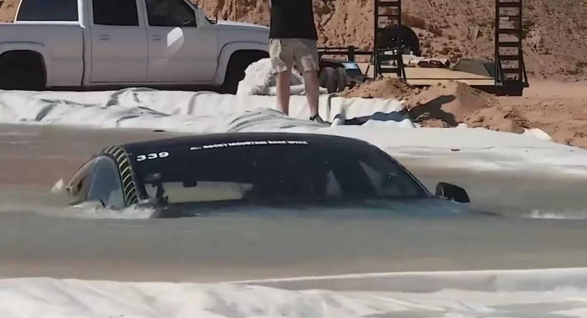 Tesla Model S Plaid 的大膽實驗，整車浸入水中！能成功開出嗎？