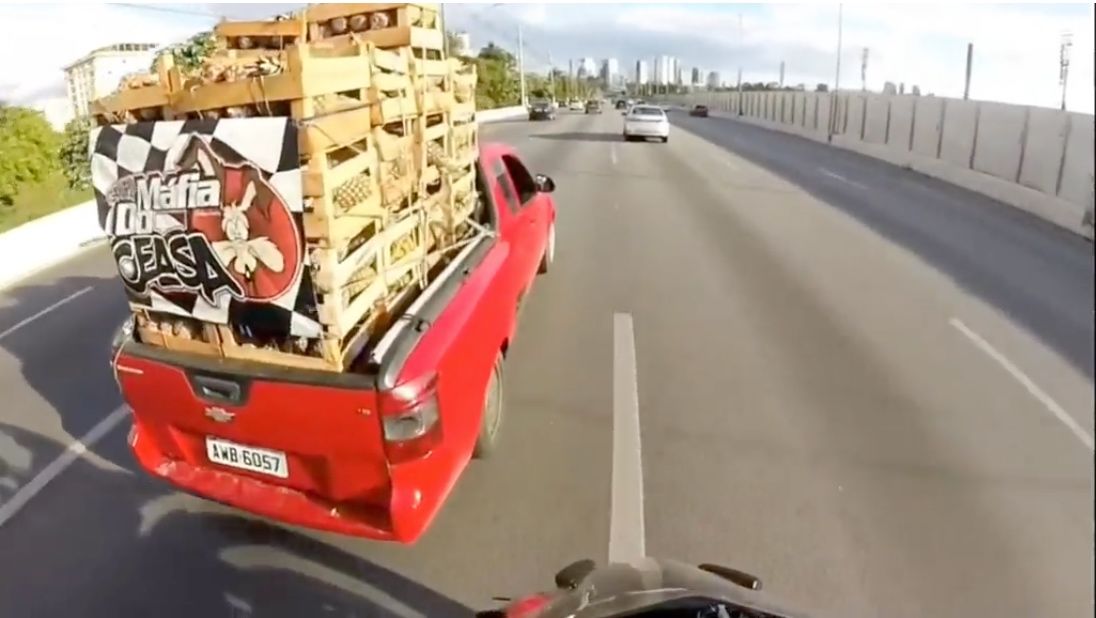騎著BMW重機在高速公路上買鳯梨，一種空中加油概念？