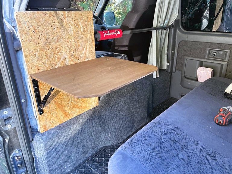 【車中泊】利用商用廂型車的橫桿DIY折疊桌(下)