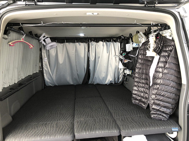 【車中泊】配備簡易床組的露營改裝車是否不便於收納?