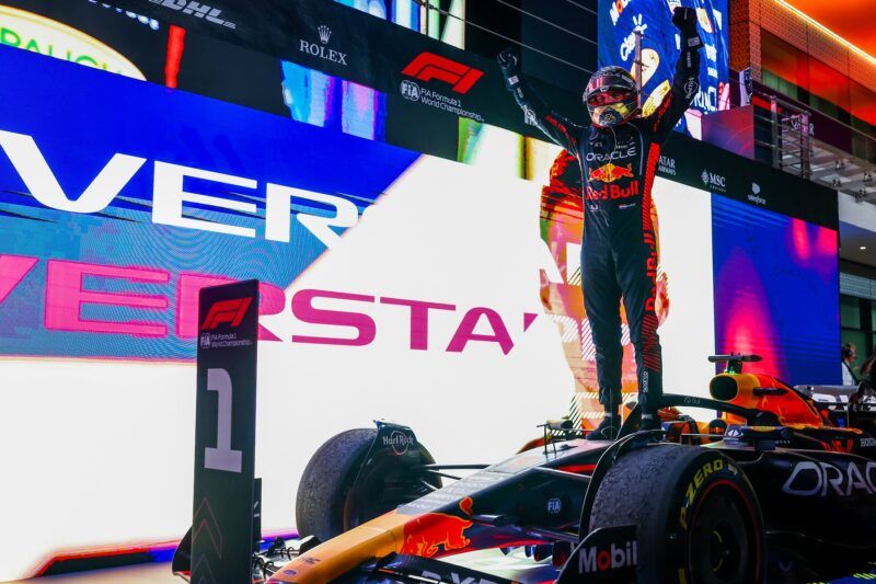 卡達站贏得本季的第14勝，封王三連霸！<>Red Bull車隊 Max Verstappen 搶先奪下世界冠軍