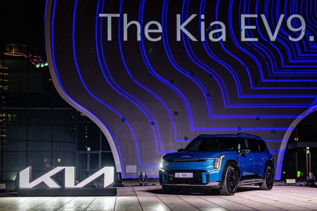 The Kia EV9純電智慧旗艦LSUV 榮獲2024車訊風雲獎「年度風雲車、最佳進口電動車」雙冠