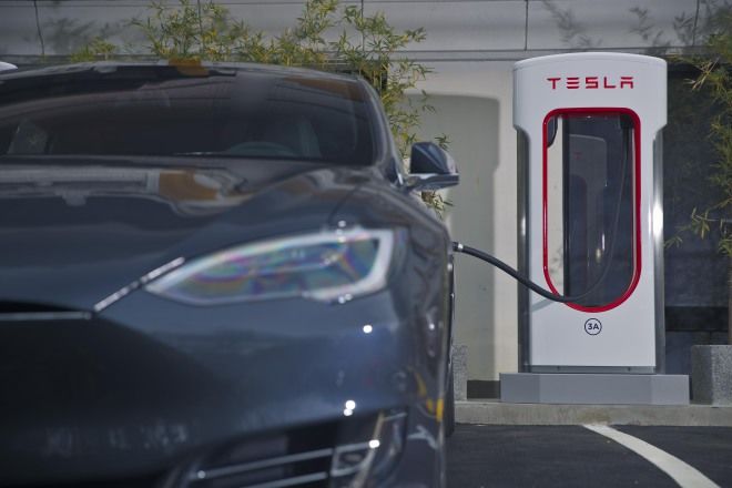 Tesla完成台灣首批Model S交車並宣布啟用第一座超級充電站