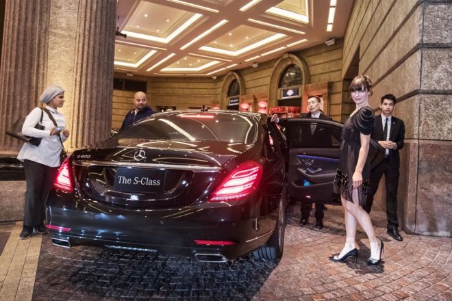 Mercedes-Benz 頂級規格迎接好萊塢當紅巨星 蜜拉·喬娃維琪