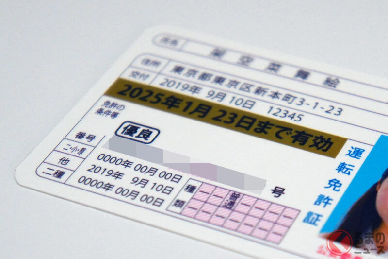 突然之間，「金卡駕照」變成藍卡駕照？為什麼會這樣？ 明明沒肇事、也沒違規…被降級的理由是什麼？取得金卡的條件與需要注意的「不小心」陷阱