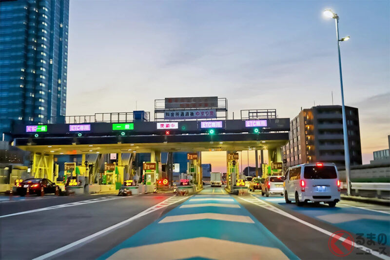 高速公路ETC閘道附近怎麼會有「警察」!?  為什麼員警會「埋伏」在收費站？他們盯著什麼？