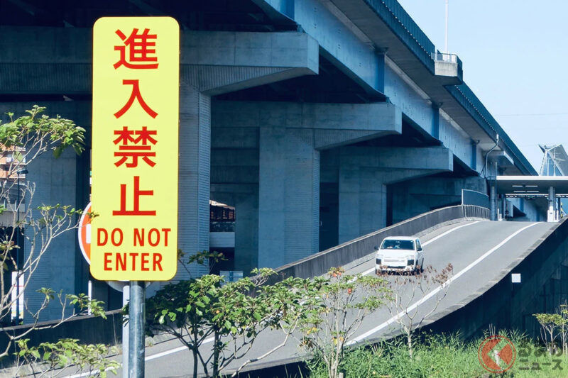 恐怖！本該單向通行的「高速公路」為何會出現逆向行駛車輛？ 發現自己逆向時千萬不能做的「NG行為」是？