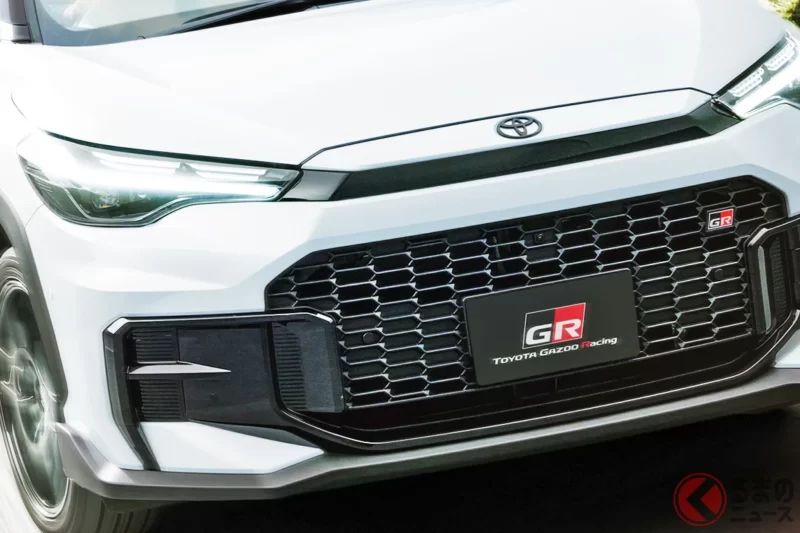 「276萬日圓的豐田新型《Corolla Cross》備受矚目！俐落帥氣的車頭 × 全長約4.4公尺的『剛剛好尺寸』！配備媲美高級車，全面翻新的人氣小型SUV超厲害！」
