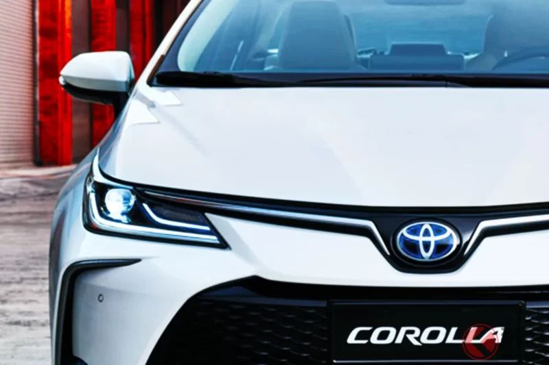 Toyota「大尺寸 Corolla」實車公開引發迴響！“約 150mm”更長的車身獲讚「好帥！」「光是變大就印象不同」！搭載「超最新油電系統」在日本首度公開！