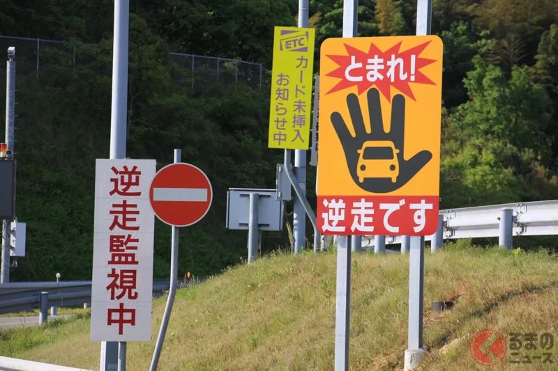 恐怖？！「逆向“輕型廂型車”」失控…NEXCO 警告「危險行為！」千鈞一髮「正面碰撞」險避開？！逆向行駛車輛「66%是“高齡駕駛”」引發「繳回駕照」呼籲