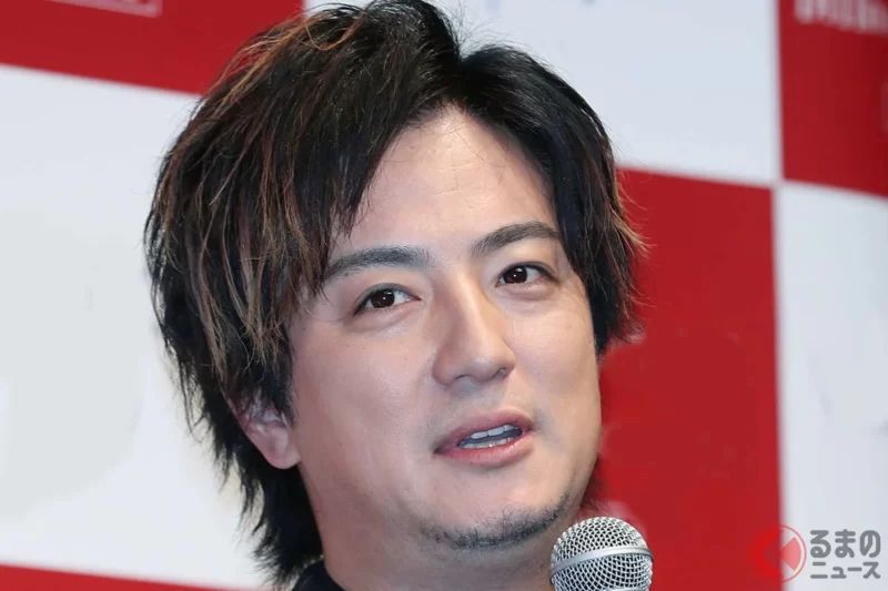 藝人「上地雄輔」曬出與「3000 萬」超高價「豪華車」的“合照”！超時尚「橘色內裝」閃耀的「頂級轎跑」是哪款車？