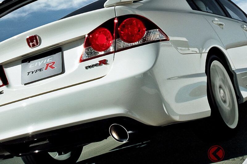 當年新車 169 萬日圓！Honda「單人座“Civic”」超猛！225 匹馬力「高性能 Type R」竟是「僅限駕駛座」規格！？連副駕駛座都沒有的「刪減所有不必要配備」硬派車型是？