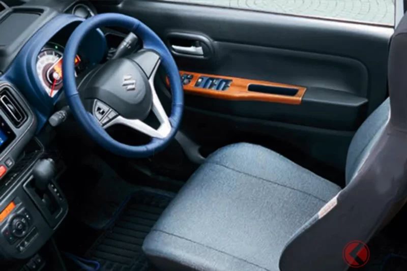 106 萬日圓起就能買到！Suzuki 最新「輕型旅行車」引爆熱烈迴響！「高級感瞬間提升」「復古又帥氣」「那股 VIP 豪華車的感覺真令人懷念」讚聲連連！「昭和感」滿點的「Alto」搭配引人注目！