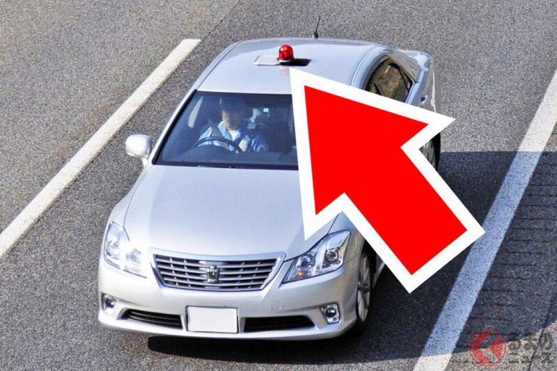 白色「皇冠」只是基本款？教你一眼看穿「偽裝警車」的簡單技巧！