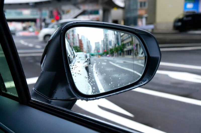 停車時不收「車側後視鏡」算違規嗎？ 開著不收是「沒禮貌」的人？