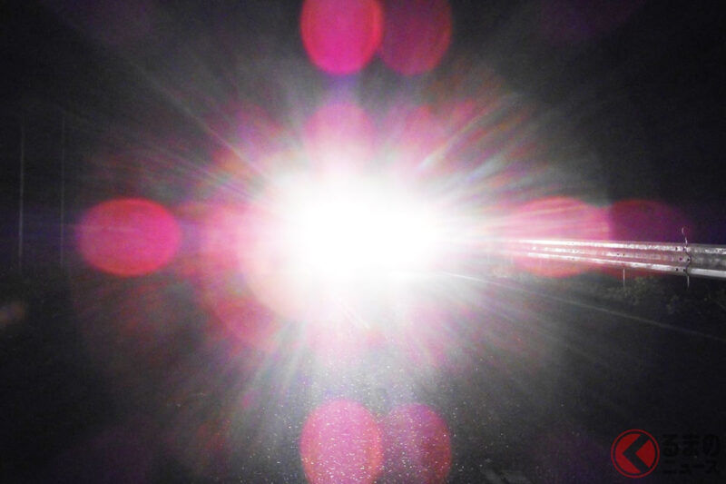 為什麼「車頭燈太刺眼的車」變多了？ 迎面而來或停車也不切換「遠光燈」… 這種「造成眩目」的駕駛行為日漸增加的理由是？