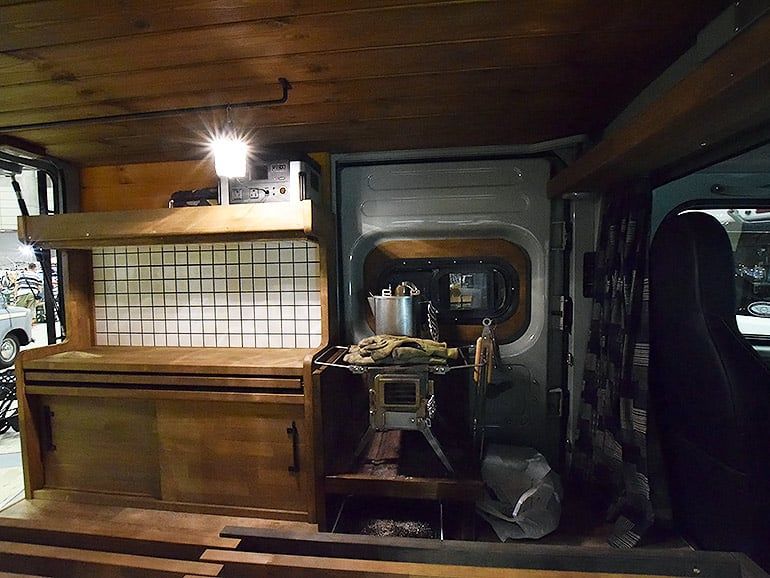 【車中泊】車內搭載柴火爐?山中小屋輕型露營車!  Car Factory Tarbow Bug-truck Panel Van