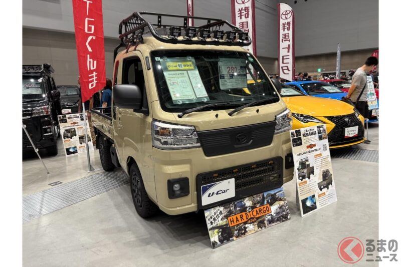 「像Land Cruiser的輕型卡車」公開啦!? 搭配沙漠米色塗裝與黑色前臉的輕卡SUV現身！ 售價282萬日圓的「HARD CARGO 完整特仕車 Land Cruiser 70米色 × Raptor塗層」實車亮相