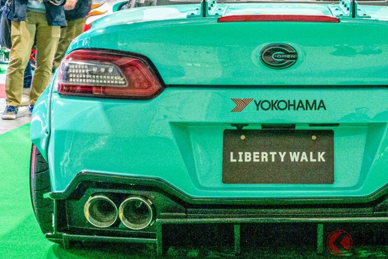 日產「迷你版GT-R」！？出自意料竟是由Daihatsu打造的「GT-K Type.2」引發話題！超越輕自動車規格的寬體版「Copen」引來「好帥！」「好想要」等熱烈回響！霸氣十足的Liberty Walk特製版本究竟是怎樣的車款？