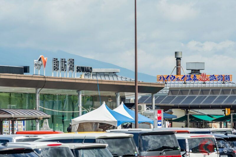 高速公路服務區「一台車都不准進！」 NEXCO 破例實施「完全封鎖作戰」！ 因為煙火活動吸引大量想免費觀賞的民眾，導致「服務區全滿」「大塞車」… 中央道「諏訪湖服務區」將於15日下午全面封閉