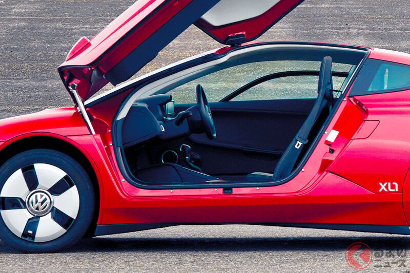 里程竟然可以「100km/公升」！超省油的「創新跑車」引發話題！網友直呼「像是超級小咖車啊」「能量產真的太厲害了」「我一定要買…太想要了！」這款搭載「超輕量化車體」與「雙缸渦輪增壓引擎」的德國福斯（VW）「XL1」到底是怎樣的車呢？