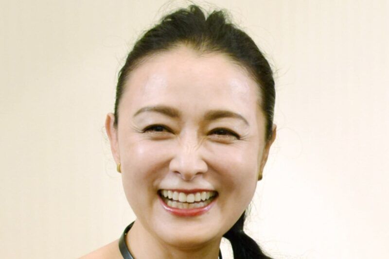 「國生小百合」曬出與「帥氣重機」的雙人合照引發話題！  美腿配上鮮紅色 Kawasaki，網友直呼「好有型」、「太美了」！  這台霸氣的大型重機也引起不少迴響。