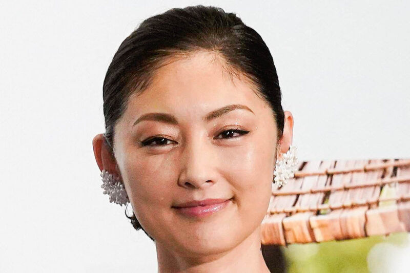 女優常盤貴子與超過540萬日圓「高級雙門跑車」的合照公開！ 超合拍的「日產車」究竟是哪款？