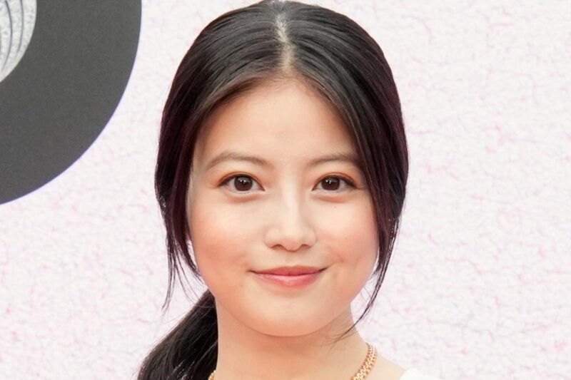 紅豆麵包妹女星「今田美櫻」跟「身價超過 5000 萬日圓」的超豪華車同框畫面超猛！ 她穿著大膽的「豹紋」洋裝「上班」，搭配這台「頂級房車」，究竟是什麼車呢？