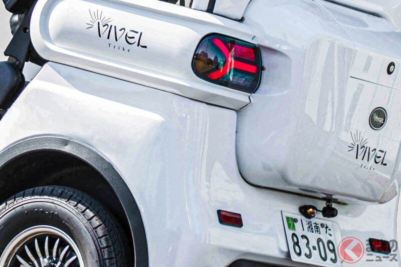 新車只要63萬日圓！可以「三人同坐」的全新三輪車超猛！ 採用全長約2.2公尺的車身，用普通駕照就能開，這台「高CP值」三輪車 VIVEL TRIKE 正在引起熱烈討論，大家都稱讚它超方便！