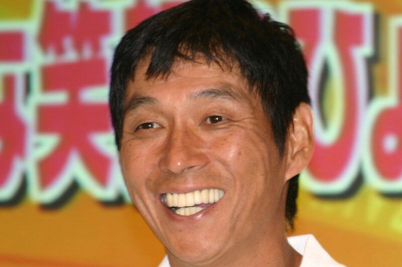 「明石家さんま」的愛車「賓士」出事了！這台外型方方正正的「高級進口車」到底發生了什麼事？竟然還自己動手「DIY修理」，真的假的？