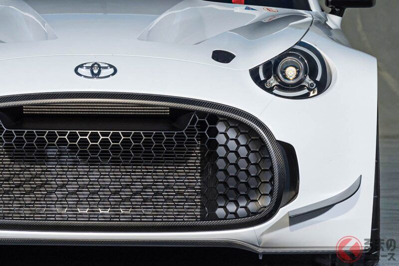 全長 4.1 米！Toyota 推出「小型四人座運動跑車」超厲害！稍微「加寬車身」並搭配霸氣尾翼，直列四缸引擎＋手排設計，讓人玩起來超有趣的「S-FR Racing」。