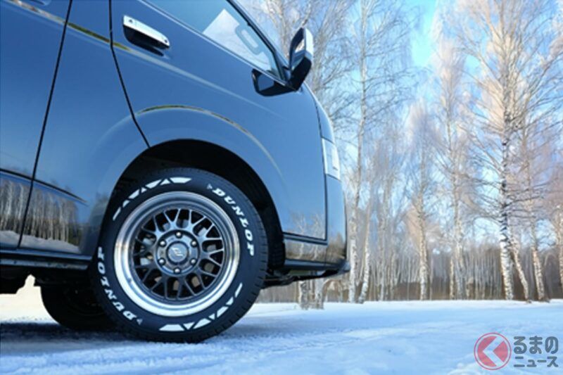 白色字體在雪地上格外醒目！鄧祿普推出專為箱型車設計的冬季防滑輪胎「W01 for WINTER（W01 冬季款）」