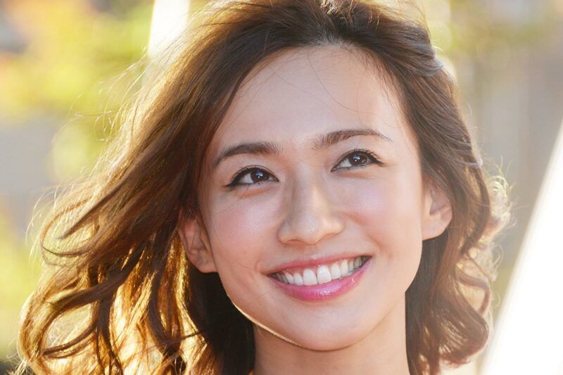 「優木まおみ」移居馬來西亞，購買「新車高級SUV」！交車的竟是「日本未發售」車款！？ 這是豐田的高級「三排座椅車型」