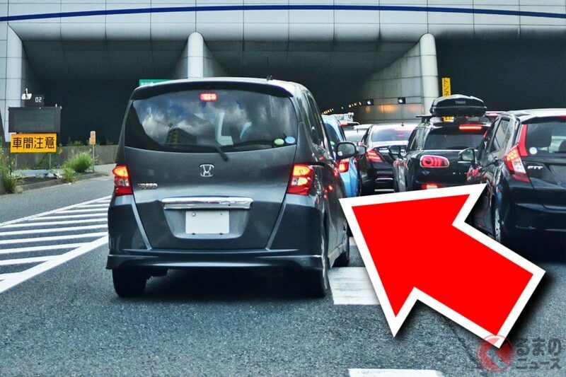 塞車時在「匯入點最前端」才切進去的「拉鍊式併道」引發熱議!?  「我才不想讓！」、「太厚臉皮了吧！」有人怒喊抗議!?  塞車時的這種「常識」其實是對是錯？規則上到底怎麼說？