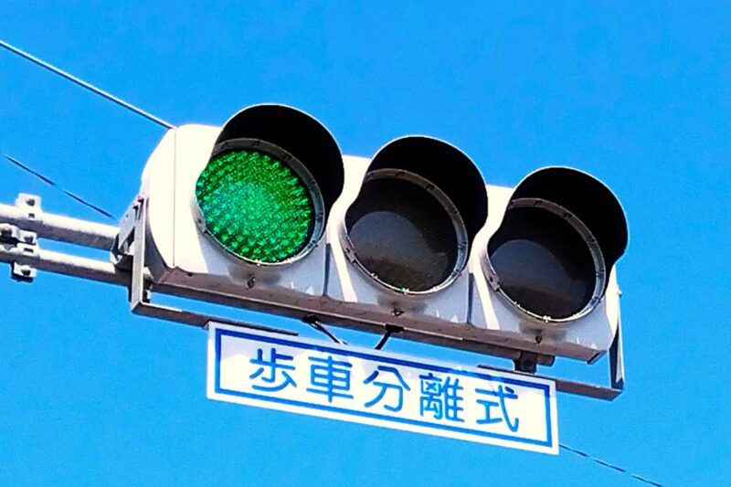 為什麼明明是綠燈，卻叫做「青燈」？只有日本這樣叫嗎？日本獨特的稱呼背後的原因和歷史是什麼呢？