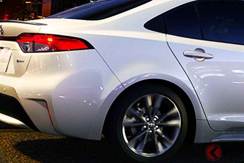 1公升油跑「30公里」！豐田最新「5人座」小型房車超猛！全車系標配「油電混合」的超剛好家庭用車！加速也很有力的「新款卡羅拉」，新車價只要227萬日圓！