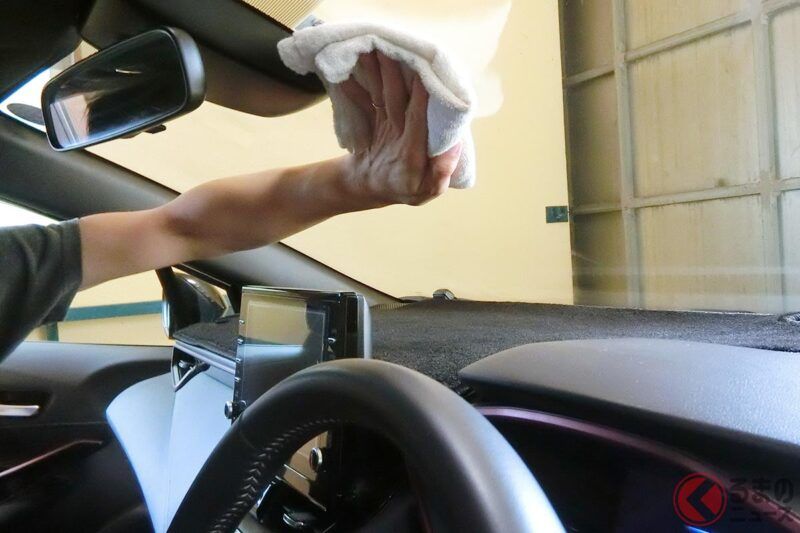 洗完車卻覺得「車窗玻璃」還是很髒？千萬別用自來水擦！用「普通水」反而會讓玻璃更容易起霧？！到底有什麼意想不到的方法，可以讓玻璃上的污垢一次清乾淨呢？