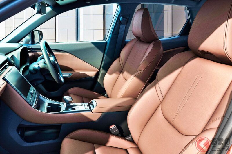 全長 4.2 公尺！Lexus「小巧高級車」的平價版本超吸睛！ 雖然便宜了將近 40 萬日圓，卻一樣有「豪華棕色內裝」×「每公升 28 公里」的高效油耗，實用度滿分！ 這款「LBX Elegant」究竟是怎麼樣的車呢？