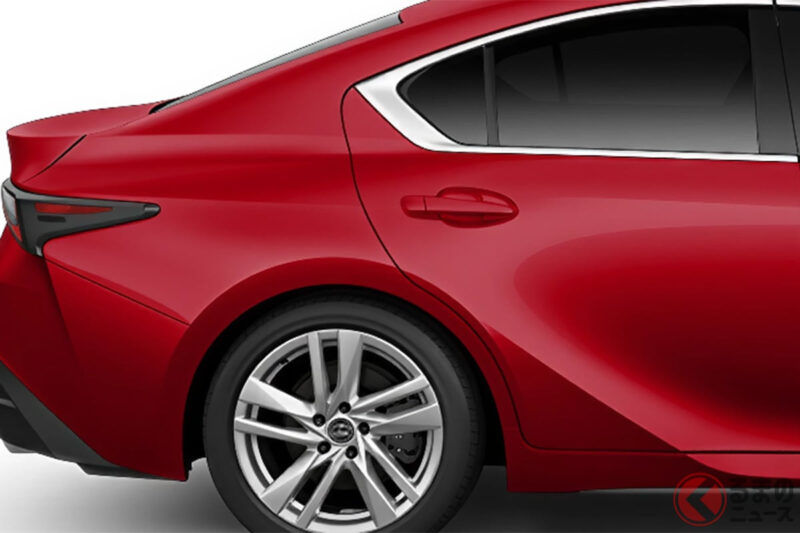 Lexus新「運動房車」發表！全長4.7米「剛剛好尺寸」＆比最高級款省「460萬日圓以上」的簡約設計！ 搭載「直列4缸渦輪×FR」駕駛樂趣滿點的「IS」最入門車型是？