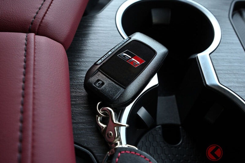 「哇…！也太方便了！」近年汽車「智慧鑰匙」功能超強大！ 一鍵遠端停車，防盜也有效！