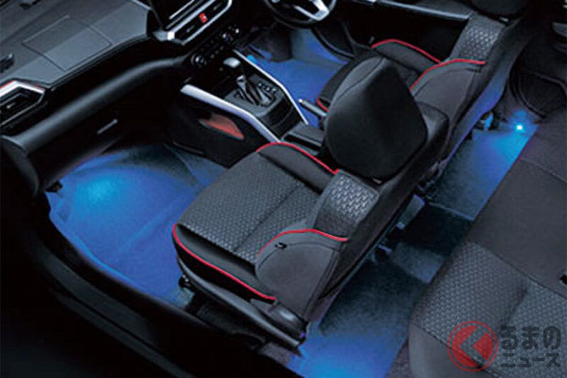 豐田「最小SUV」！全長4公尺的剛剛好車身、搭載低油耗系統！ 藍色發光地板燈＆藍色碳纖飾板超吸睛，「Raize」奢華內裝超驚艷！